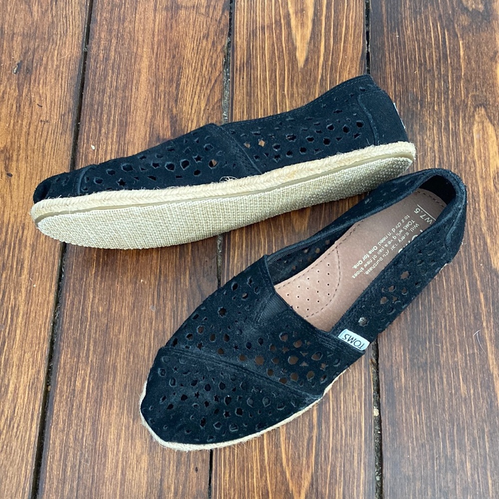Tom’s Womens 7.5 Black Slip Ons